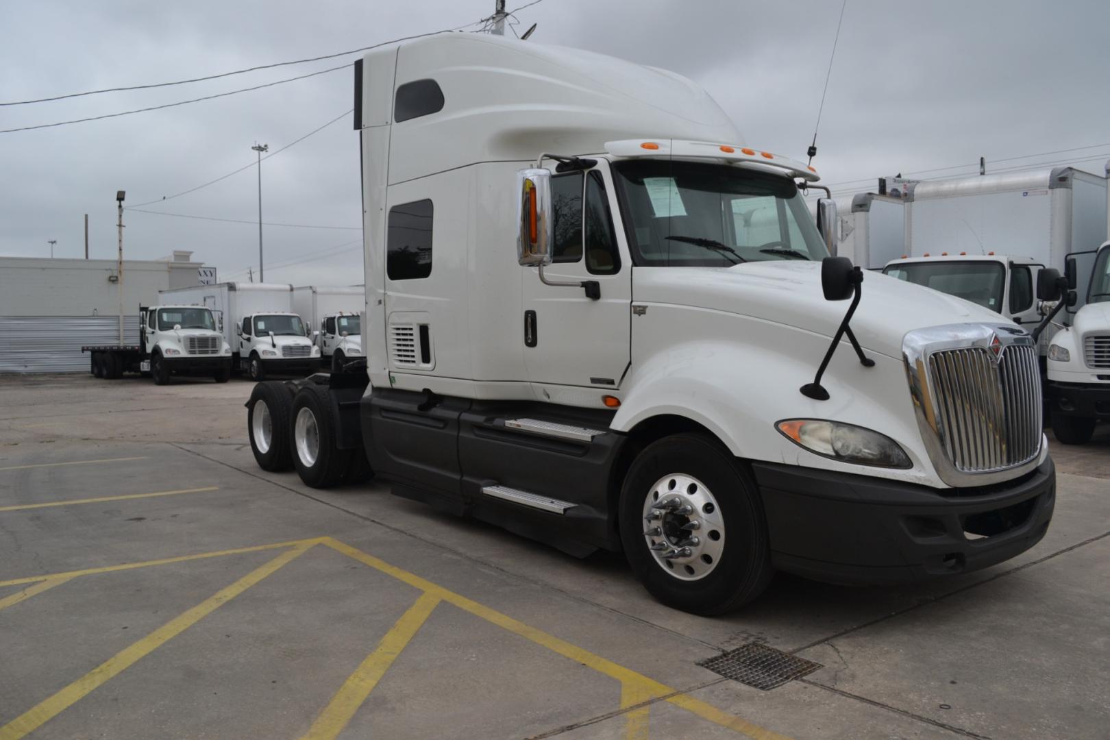 2016 WHITE /BLACK INTERNATIONAL PROSTAR+ with an CUMMINS ISX 15L 450HP engine, EATON FULLER 10SPD MANUAL transmission, located at 9172 North Fwy, Houston, TX, 77037, (713) 910-6868, 29.887470, -95.411903 - 76" RASIED ROOF SLEEPER, ELECTRIC APU, WB: 226", DOUBLE BUNK, 5TH WHEEL SLIDE, AIR RIDE, DUAL 95 GALLON FUEL TANKS, ENGINE BRAKE, MINI FRIDGE - Photo#2